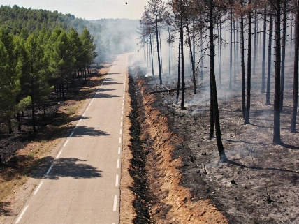 Incendio en Les Gavarres obliga a confinar siete municipios en Girona