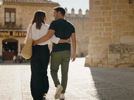 Aitana Sánchez-Gijón y Maxi Iglesias, juntos y sin esconderse en Trujillo Español.News