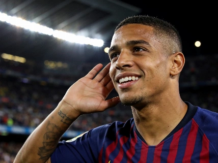 Gabriel Jesus emociona al Camp Nou con su homenaje más personal