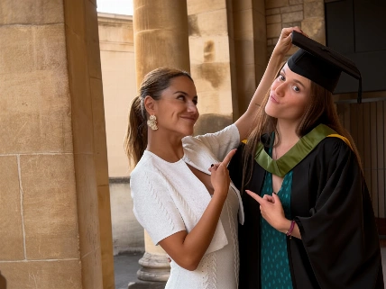 Luna Lozano reúne a Carlos Lozano y Mónica Hoyos en su graduación en Bath Español.News