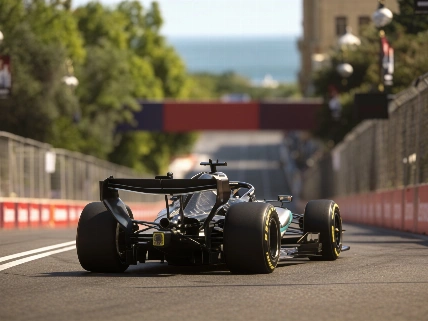 Russell aguanta el ataque de Verstappen en Bakú y Sainz rescata puntos Español.News