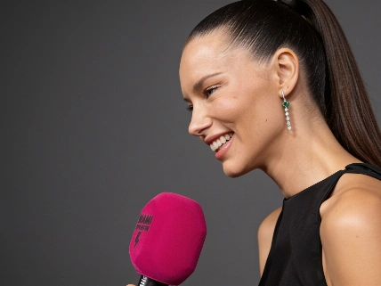 Adriana Lima desmonta el mito de la presión por la delgadez en la moda