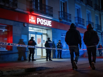 La jueza pide juicio para dos jóvenes por ataque explosivo a la sede del PSOE Español.News