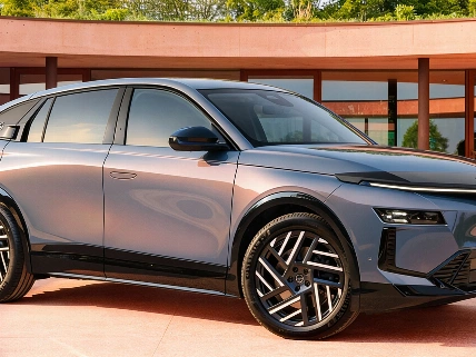 La marca italiana presenta su SUV insignia basado en la plataforma Stellantis