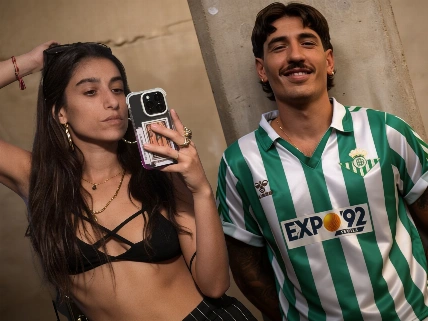 Carolina Yuste y Héctor Bellerín: el beso que desata el verano mediático