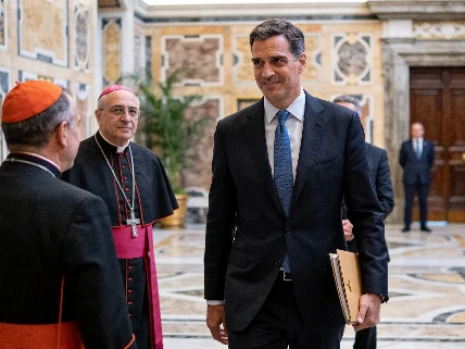 En Barcelona, el Papa mantuvo reuniones privadas y bendijo vehículos humanitarios para Ucrania