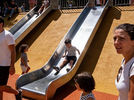 Padres buscan alternativas ante la falta de sombra en parques de Madrid Español.News