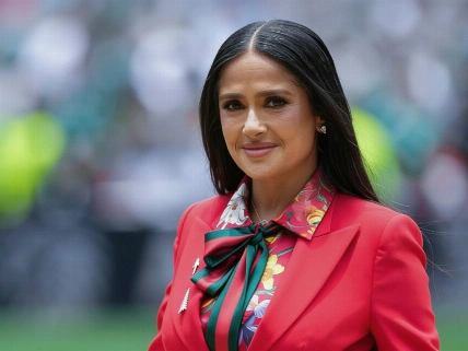 Salma Hayek sorprende con su nueva faceta de “abuela” a los 59 Español.News