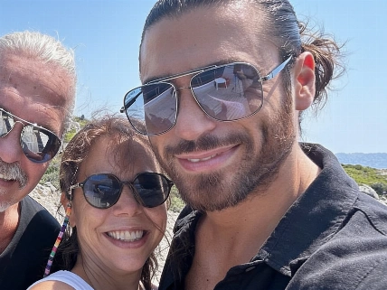 La discreta relación de Can Yaman con sus padres tras años de distancia Español.News