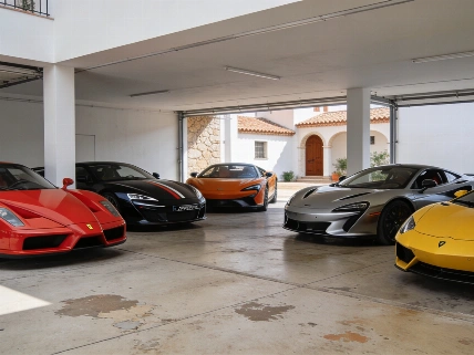 Qué coches elige el ex piloto de MotoGP y por qué su colección es única