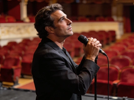 Julio Iglesias Jr vuelve a España con un homenaje familiar inesperado
