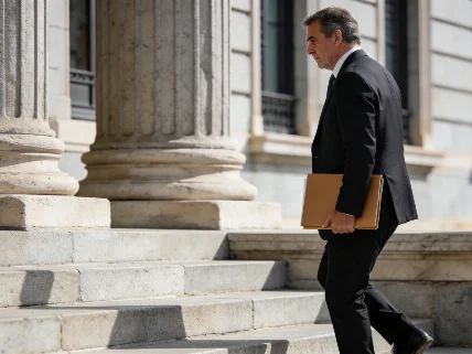 El juez Peinado retira el pasaporte a Begoña Gómez y desata polémica judicial