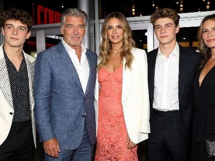 Pierce Brosnan y Keely Shaye Smith se despiden de Malibú en una noche familiar en Los Ángeles
