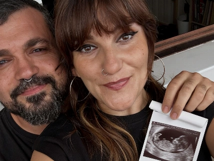 Rozalén anuncia embarazo y sorprende con una imagen junto a su pareja