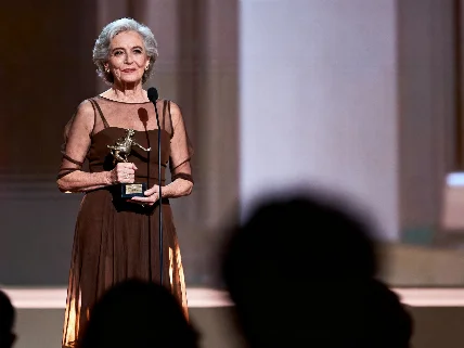 Premio a la trayectoria y sorprendente look de la presentadora en los Influencers Awards en la capital