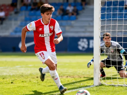Un penalti salva al Almería: el equipo mantiene el tercer puesto y se enfrenta al Castellón