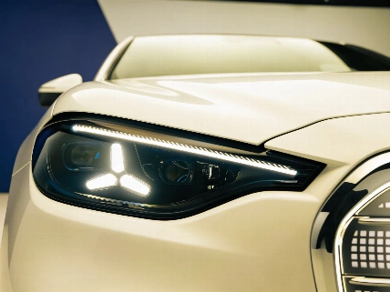 Nueva parrilla del Mercedes Clase C 2026: 1.050 puntos, sensores ocultos y diseño llamativo