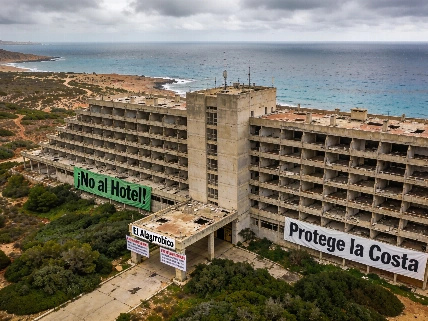 Carboneras anula la licencia del hotel de El Algarrobico tras orden judicial