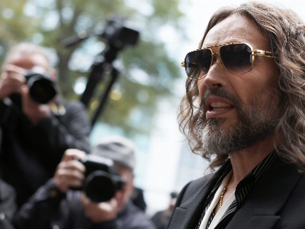 Russell Brand se declara inocente de siete cargos por delitos sexuales Español.News