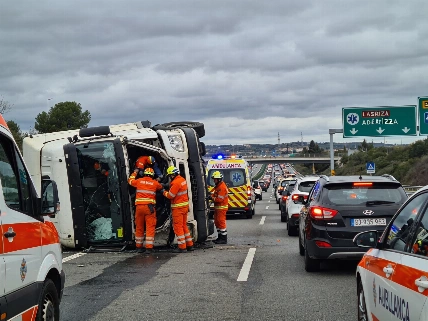Grave accidente de camión provoca retenciones en la A-6 en Las Rozas Español.News