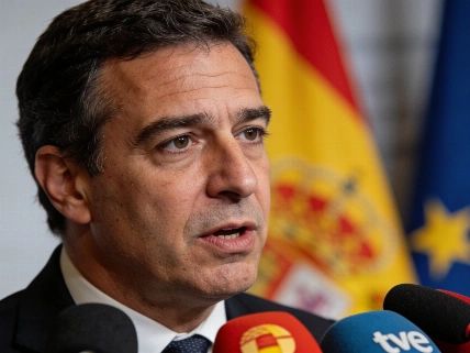 Albares pide a Feijóo rechazar el artículo de Rajoy sobre Francia Español.News