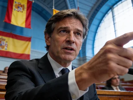 Feijóo acusa a Sánchez de ser el vínculo de los casos de corrupción y exige elecciones
