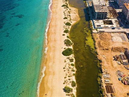 Dos playas emblemáticas de Granada reciben la Bandera Negra