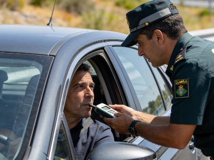 Guardia Civil detecta más de 4.000 positivos en alcohol y drogas en una semana Español.News