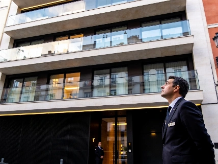 Ayuso reconoce que su entorno visitó el ático de 6,3 millones antes de la compra