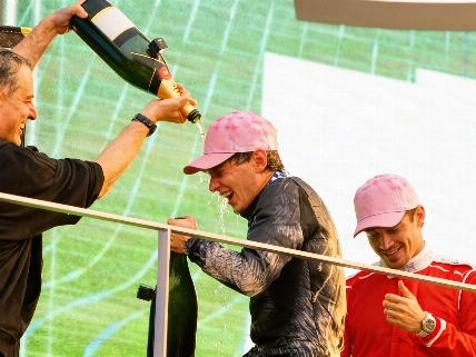 En el podio solo burbujas, pero él con la botella vacía la ley japonesa sorprende hasta a los campeones