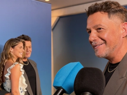 Alejandro Sanz reúne a sus cuatro hijos en el estreno de El alma al aire Español.News