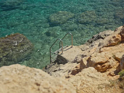 Cala de les Ampolles: la cala secreta de Tarragona que parece una piscina
