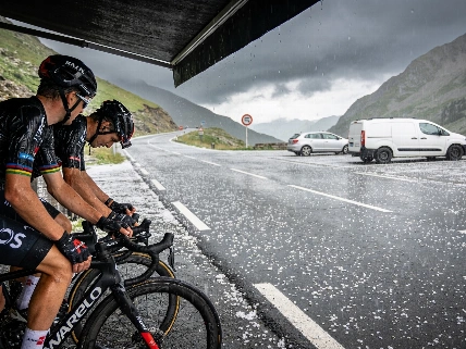 Granizada obliga a cancelar la tercera etapa de La Vuelta 2026 Español.News