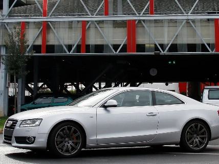 Prohibir coches eléctricos en párkings no tiene base legal en España