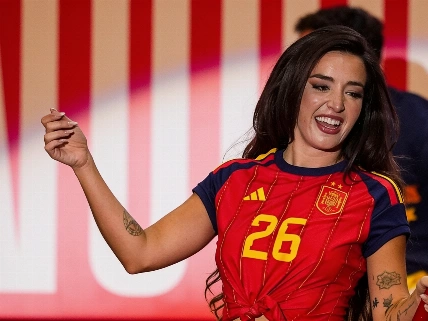 Lola Índigo interrumpe su concierto en Barcelona por un susto de salud
