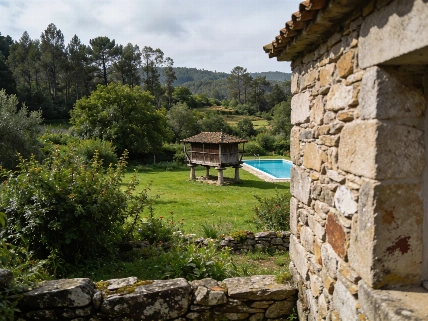 Casa de piedra con finca y piscina sale al mercado en Galicia
