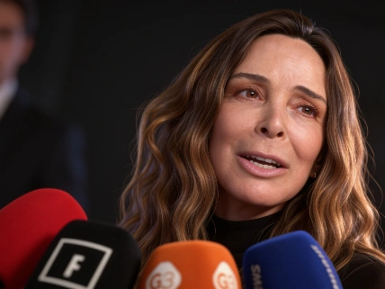 Lydia Bosch reaparece en silla de ruedas tras un accidente en el teatro Español.News