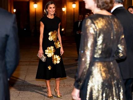 La Reina Letizia reaparece con un vestido de Dries Van Noten siete años después