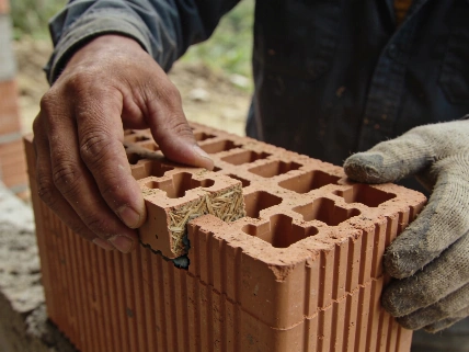 Ladrillos de plástico reciclado revolucionan la construcción Español.News