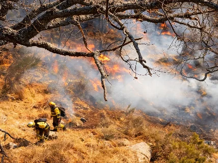 Un incendio en Cáceres amenaza zonas naturales y pastizales
