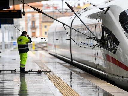 Retrasos y cortes en la alta velocidad por avería en la catenaria en Cataluña