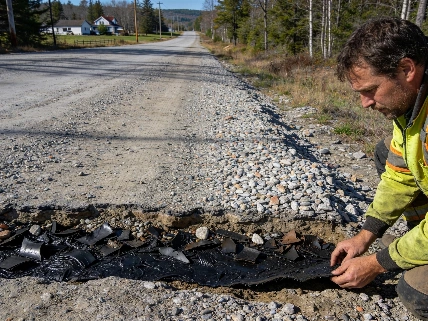 Una carretera en Maine desafía el hielo con neumáticos reciclados