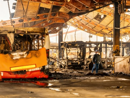 Benidorm se ve envuelta en humo tras un incendio junto a la avenida Comunidad Valenciana Español.News