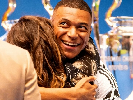 Kylian Mbappé sorprende con un mensaje público a su madre en pleno foco mediático