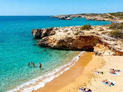 Cala Rijana: la playa granadina que conquista el verano con su agua turquesa