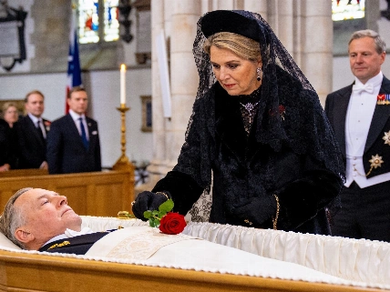 La reina Sonia marca distancia en el funeral de Harald V en Oslo