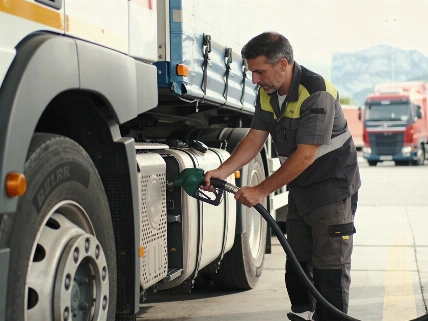 Transportistas españoles, en guardia por la escasez de combustible en Francia