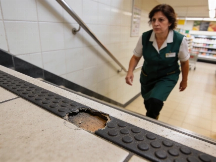 Eroski condenada tras la caída de una empleada en un escalón sin protección Español.News