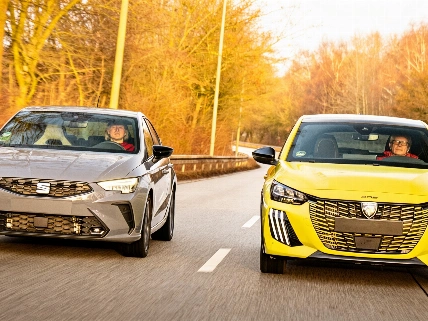 Comparativa Peugeot 208 Hybrid vs Seat Ibiza TSI: equipamiento, motores y confort en el mercado español