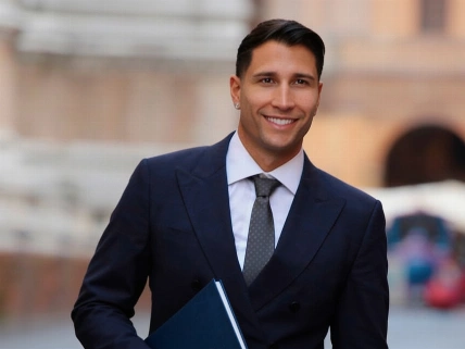 Gianmarco Onestini sorprende con su graduación en Derecho en Bolonia
